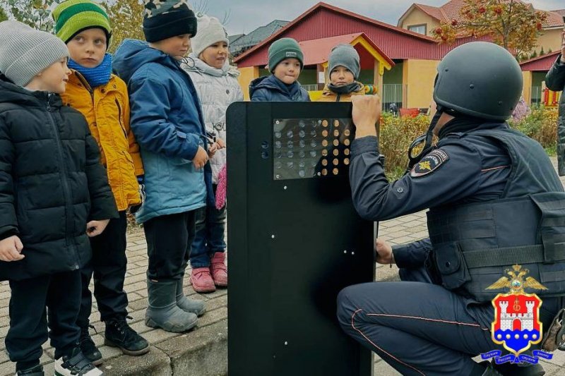 Полицейские Гурьевска рассказали о своей профессии воспитанникам детского сада